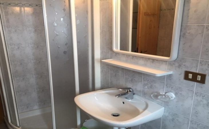 Baita Francisi, Livigno, Shower